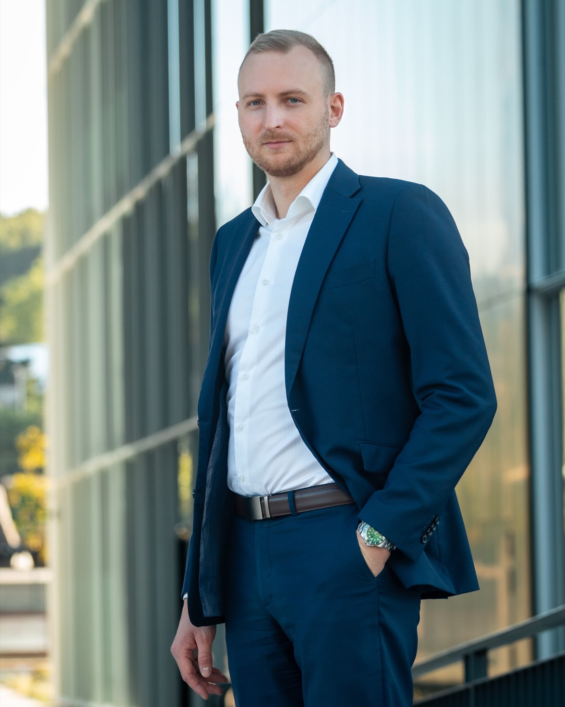Zdeněk Křišťan v modrém obleku